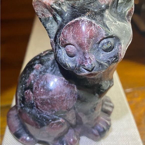 Garnet in Astrophyllite Cat carving - Picture 3 of 10